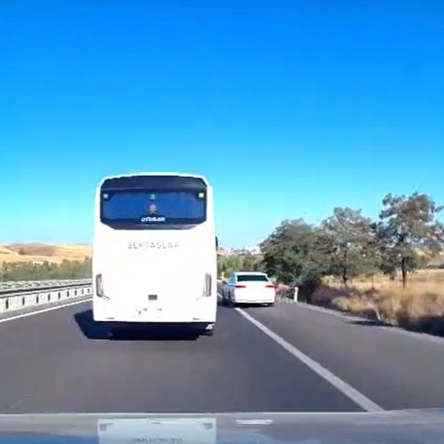 Güvenlik şeridini ihlal edip makas atan otomobil trafiği tehlikeye düşürdü