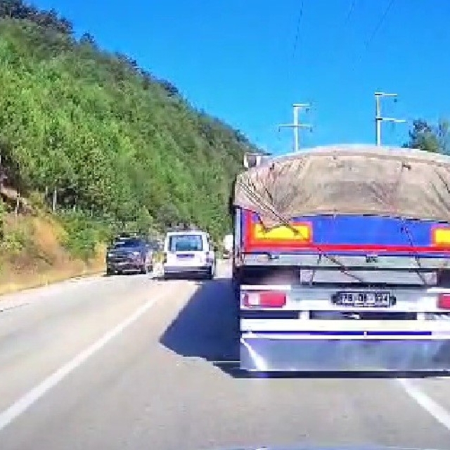 Hatalı sollama yapan araç kazaya neden oluyordu