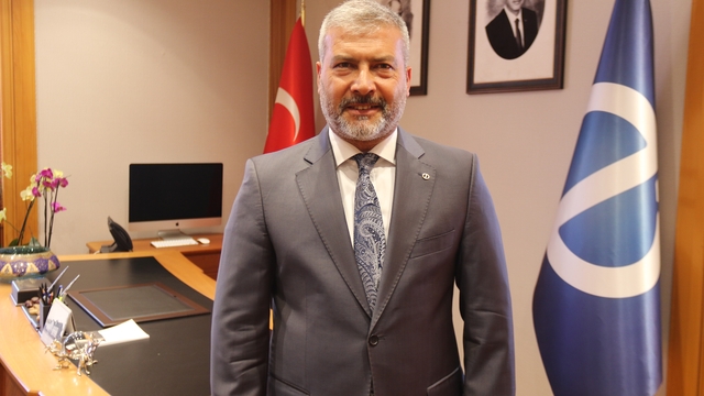 4 milyon AÖF öğrencisi üniversitelerine geri dönüyor
Üniversiteleri yarım kalan milyonlarca öğrenciye af müjdesi
Anadolu Üniversitesi Rektörü Prof. Dr. Yusuf Adıgüzel:
"Geçmiş zamanda üniversitelerini yarım bırakan öğrencilerimizi yeniden okulumuza davet ediyoruz"
"Şimdiye kadar 30 binin üzerinde yeni öğrencimiz aftan yararlanmak üzere başvuru yaptı"