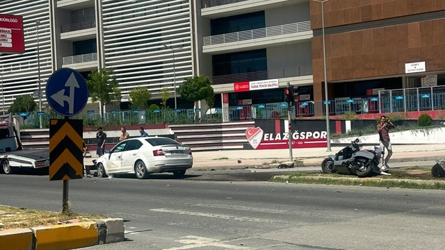 Elazığ'da  otomobil ile motosiklet çarpıştı: 3 yaralı