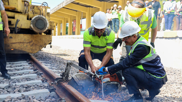 Adapazarı'nda tren hattının yer altına alınması projesinde ilk ray söküldü