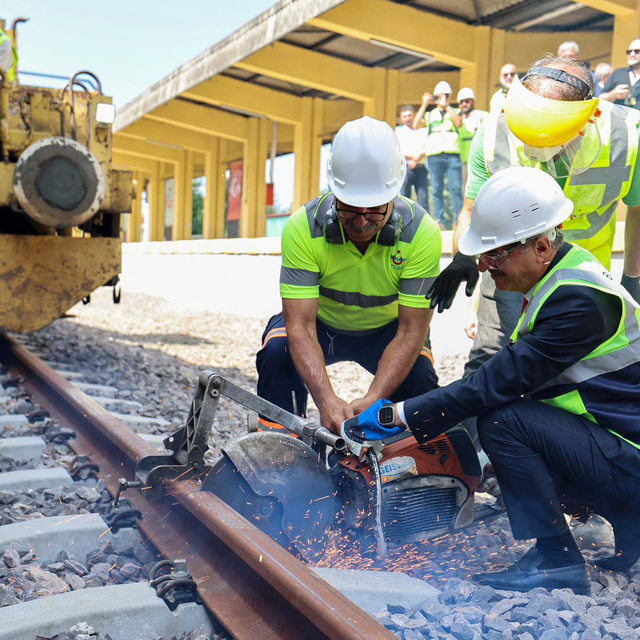 Adapazarı'nda tren hattının yer altına alınması projesinde ilk ray söküldü