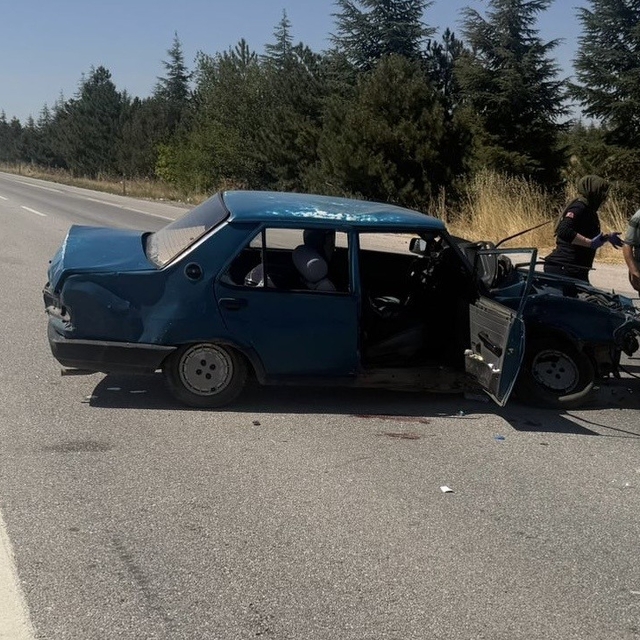 Eskişehir'de 2 araç çarpıştı: 1'i bebek, 1'i çocuk 6 yaralı