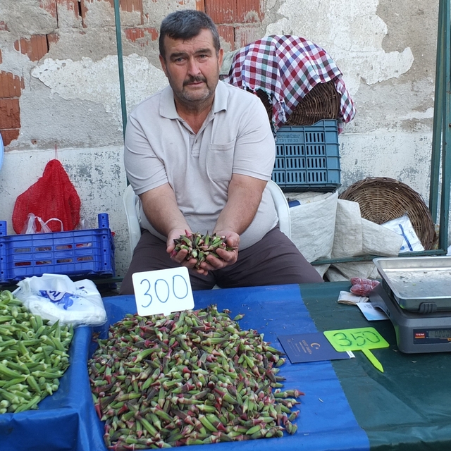 Burhaniye'de kınalı bamya ilgi gördü