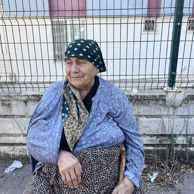 Alevler evlerin kapısına dayandı, vatandaşlar hortum ve kovalarla seferber...