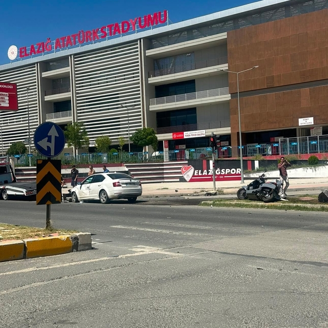 Elazığ'da  otomobil ile motosiklet çarpıştı: 3 yaralı