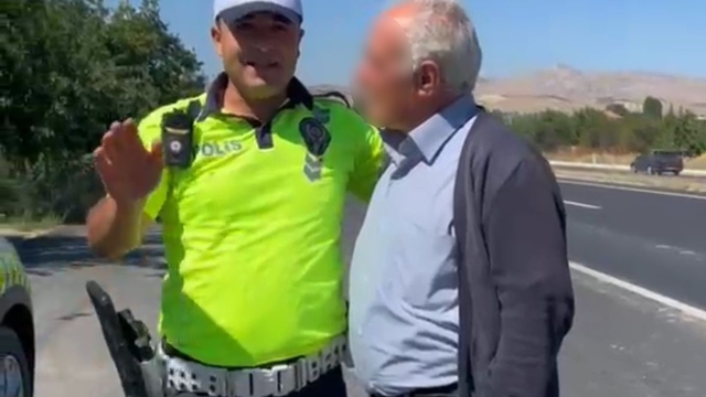 Ceza yememek için eşini yolda bırakıp uygulamaya girdi, polisten "evde bulaşık yıkama cezası" aldı
Yolda indirdiği eşini ekip aracıyla gidip alan polis memuru ile sürücü arasında güldüren diyaloglar yaşandı