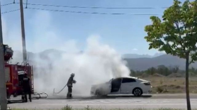 Erzincan'da bakım için servise götürülen otomobil yandı