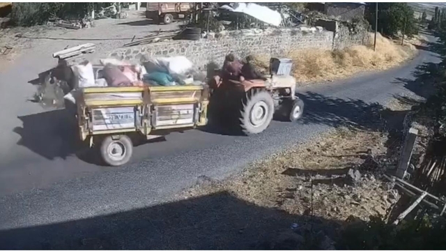 Traktörün devrildiği kaza kamerada; 3 yaralı