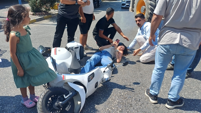 Panik fren yapan motosiklet sürücüsü 3 metre sürüklendi
