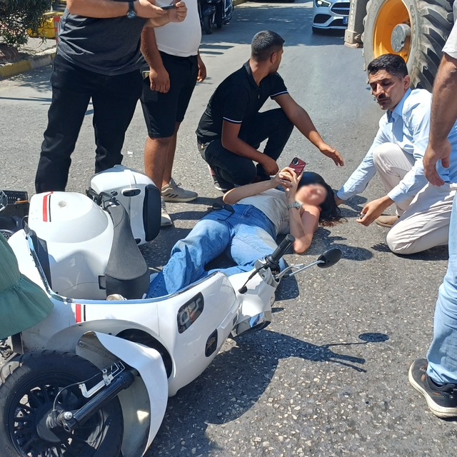 Panik fren yapan motosiklet sürücüsü 3 metre sürüklendi