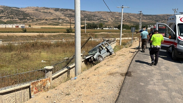 Hafif ticari araç beton duvara çarptı; 1'i ağır, 3 yaralı