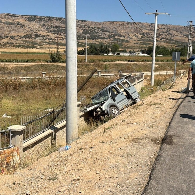 Hafif ticari araç beton duvara çarptı; 1'i ağır, 3 yaralı