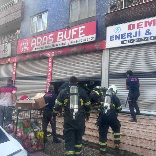Batman'da büfe alevlere teslim oldu