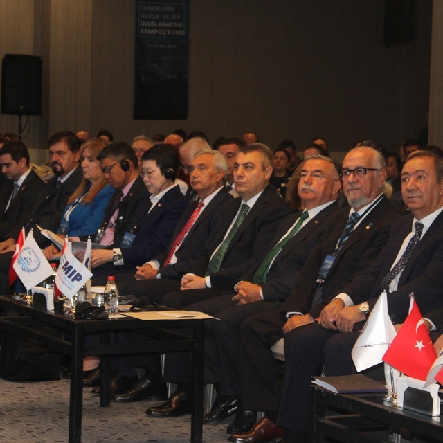 Mersin'de limanların geleceği masaya yatırıldı: Hukuk, teknoloji ve yeşil d...
