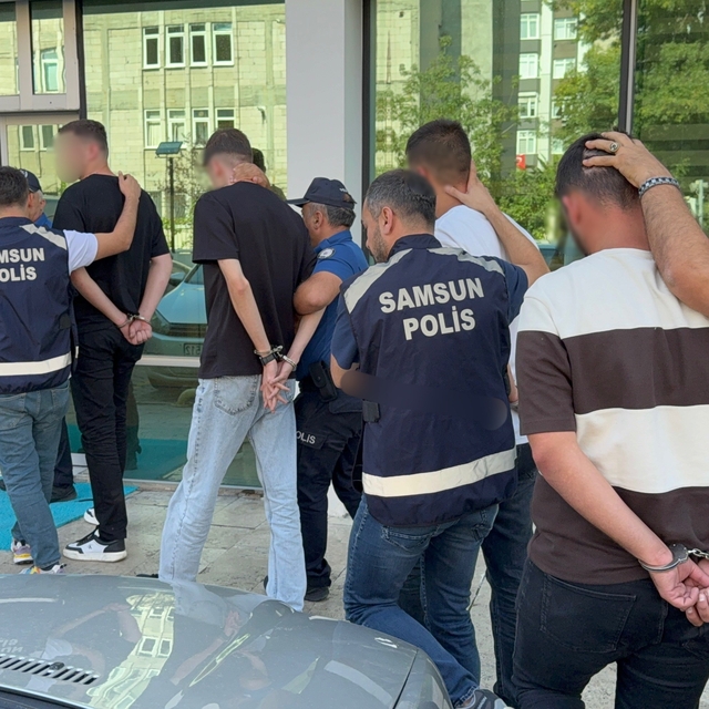 Samsun'da takip ettikleri taksinin içindeki müşteriyi darp eden 4 kişi göza...