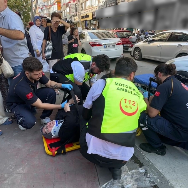 Yolun karşısına geçmeye çalışan yaşlı kadın ve torununa otomobil çarptı, sü...