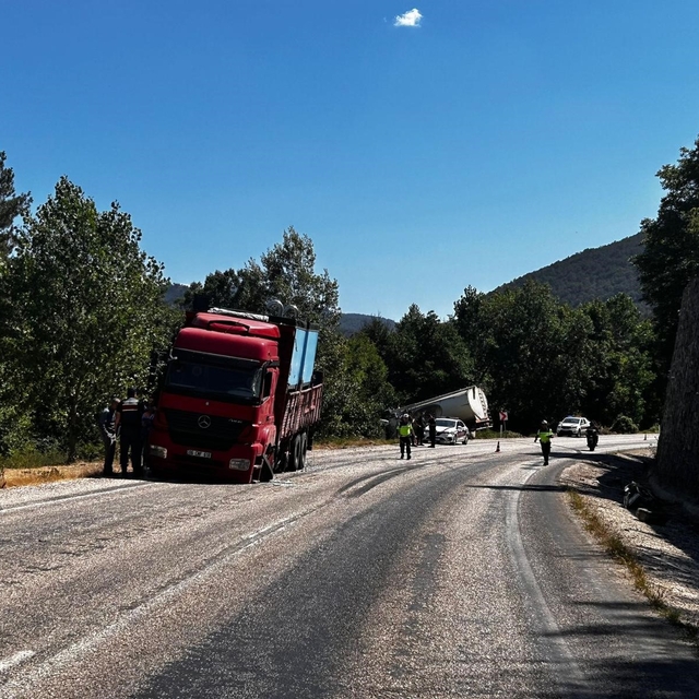 Bolu'da iki kamyon çarpıştı: 1 yaralı