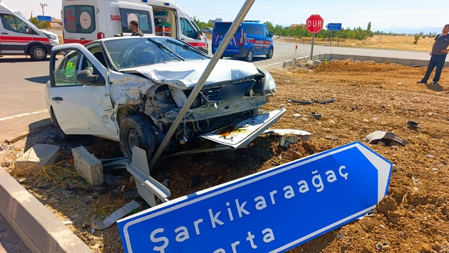 İki otomobil kavşakta çarpıştı: 7 yaralı