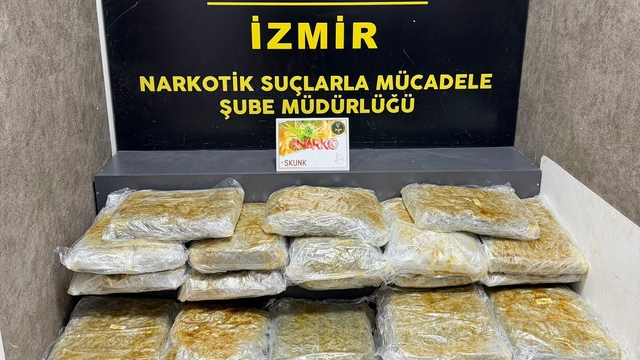İzmir'de zehir tacirlerine ikili darbe: Kilolarca zehir ele geçirildi
