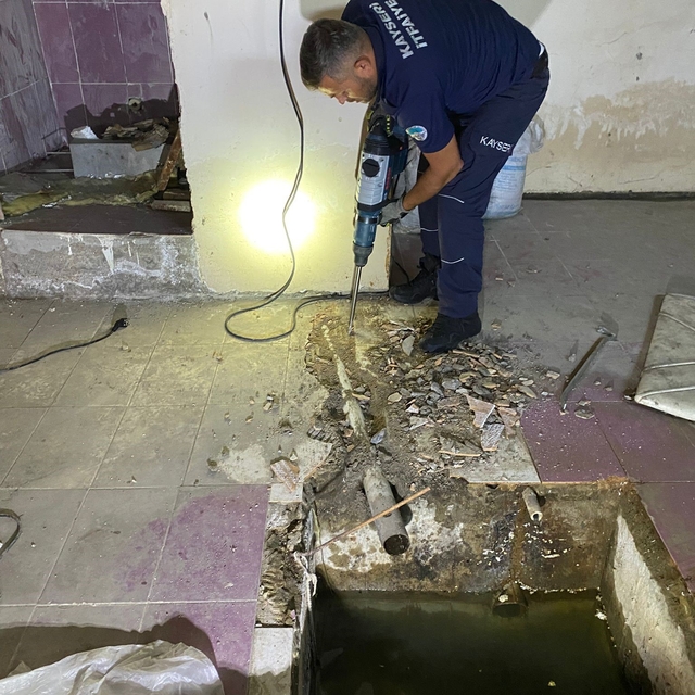 Su borusuna sıkışan yavru kediyi itfaiye kurtardı
