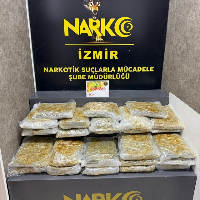 İzmir'de zehir tacirlerine ikili darbe: Kilolarca zehir ele geçirildi