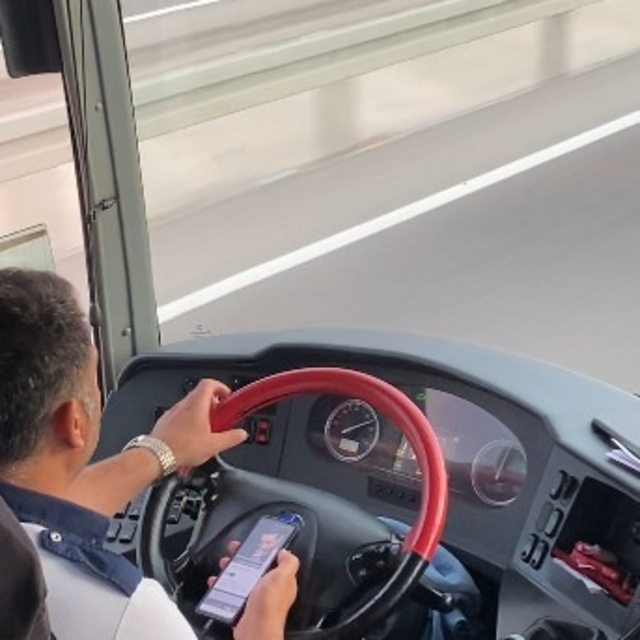 Yolcu otobüsü şoförünün seyir halindeyken müzik keyfi yolcu kamerasında