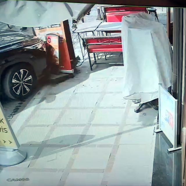 Kaza yapan sürücü alkolmetreyi üflemek yerine içine çekti