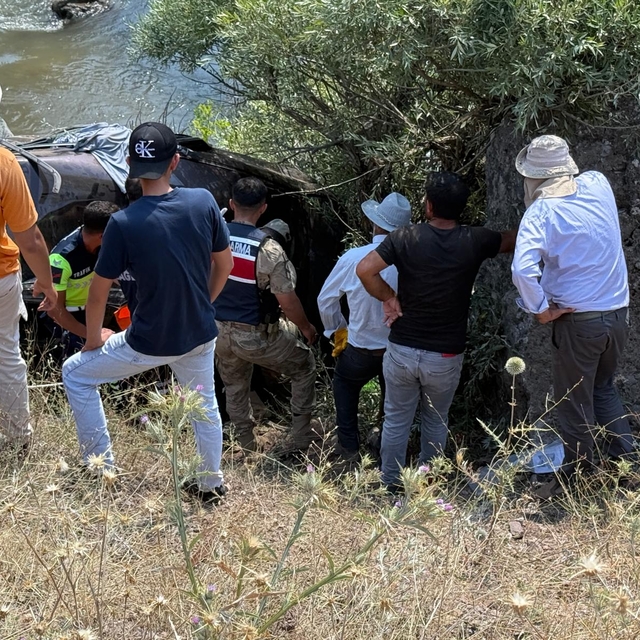 Bingöl'de otomobil dere yatağına devrildi: 1 ölü, 4 yaralı