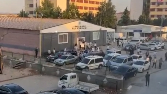 Düğün salonunda kardeşinin tartıştığı kişiyi bıçakla yaralayan şüpheli tutuklandı