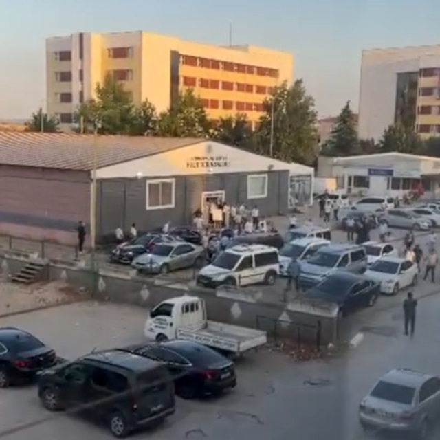 Düğün salonunda kardeşinin tartıştığı kişiyi bıçakla yaralayan şüpheli tutu...