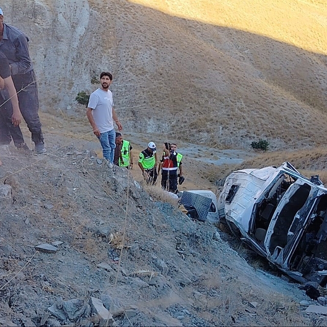 Elazığ'da minibüs uçuruma yuvarlandı: Yaralılar var