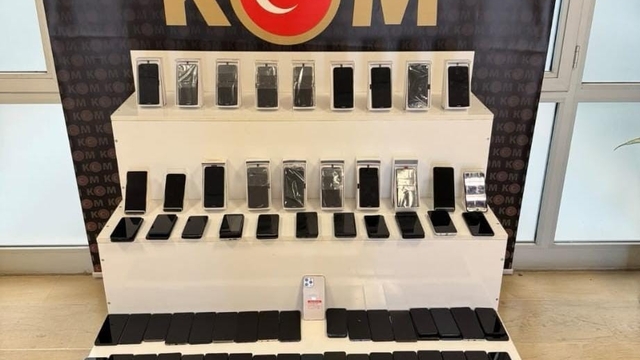 Muş'ta kaçakçılık operasyonu: 98 adet cep telefonu, 11 adet tablet ve 20 kilo nargile tütünü ele geçirildi