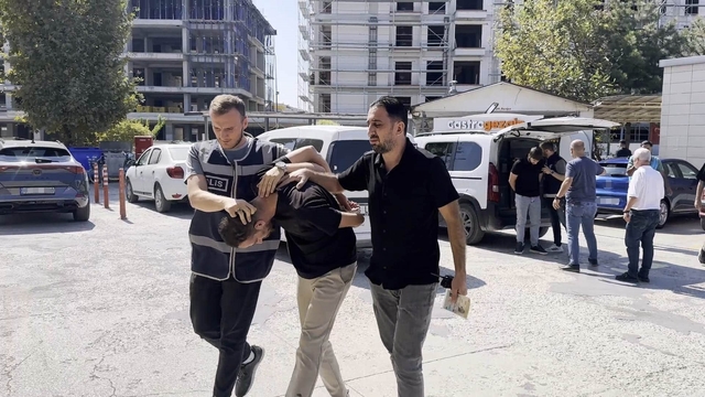 Polis kılığında yaşlı kadını dolandıran 2 şüpheli tutuklandı
Banka görevlisinin dikkati sayesinde yakayı ele verdiler
