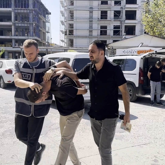 Polis kılığında yaşlı kadını dolandıran 2 şüpheli tutuklandı
Banka görevlis...