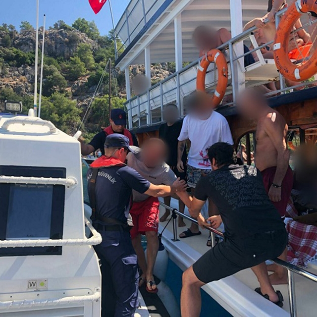 Boğulma tehlikesi yaşayan bir kişi Sahil Güvenlik tarafından denizden tahli...