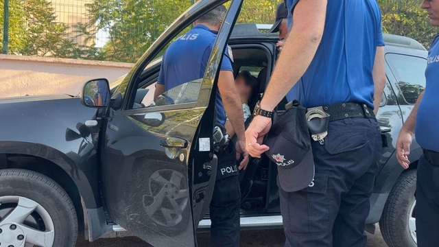 Kendisine zarar verdiğini ihbar eden kadın, araçta fenalaşmış halde bulundu
Ekiplere kendisine zarar vermediğini ancak fenalık geçirdiğini söylen kadın hastaneye götürüldü