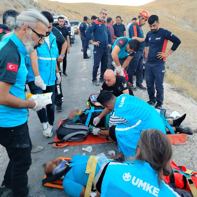 Elazığ'da minibüs uçuruma yuvarlandı: 5'i ağır 13 yaralı
Ekipler sıkışan ya...
