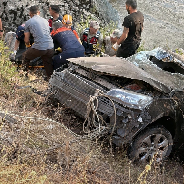 Bingöl'de araç dereye uçtu: 1 ölü, 4 yaralı