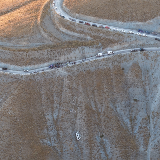 Elazığ'da minibüsün yuvarlandığı uçurum ve kurtarma çalışmaları dronla görü...