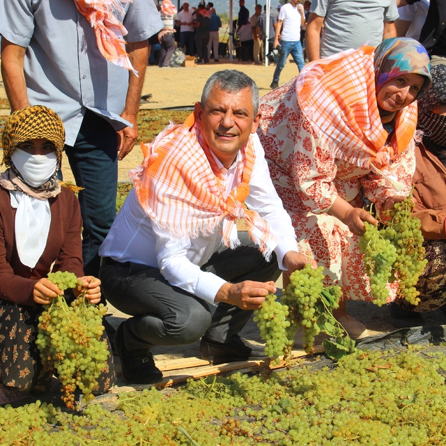 Özgür Özel, Manisa'da üzüm kurutma alanında üreticilerle buluştu
Yeni Parti...