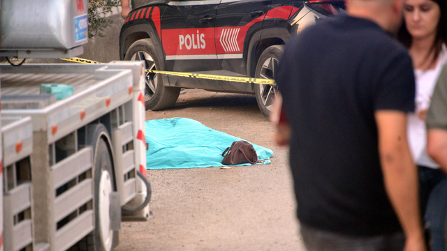 Sokakta 4 çocuk annesi olan eşini öldürüp intihar etti