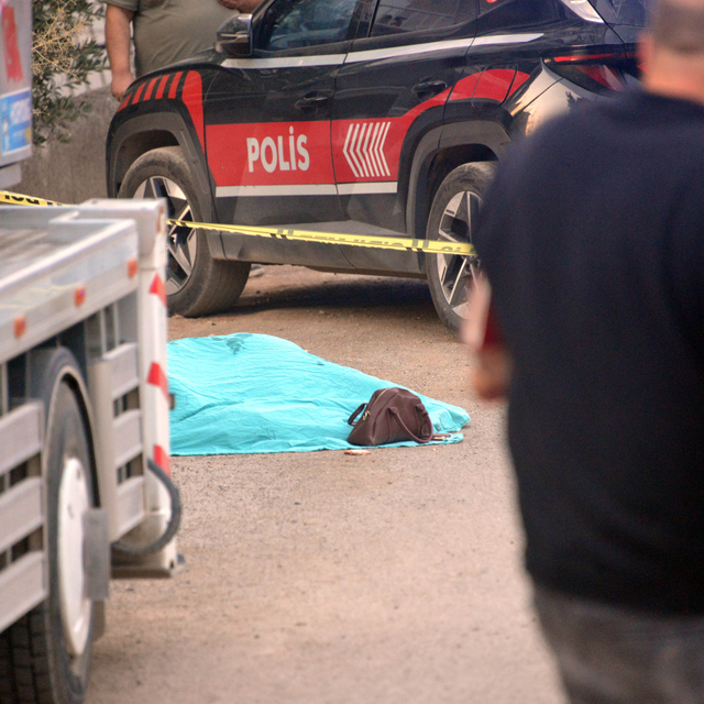 Sokakta 4 çocuk annesi olan eşini öldürüp intihar etti