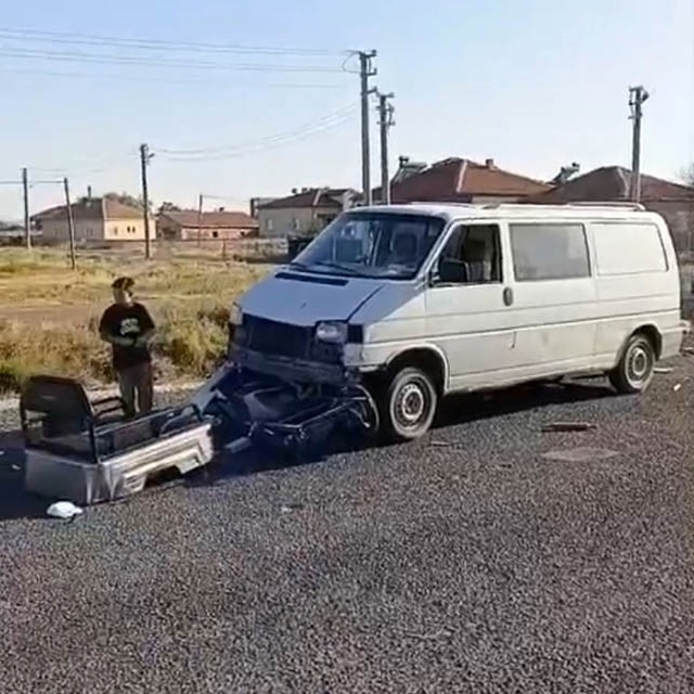 Aksaray'da minibüs 3 tekerli mopede çarptı: 5 yaralı