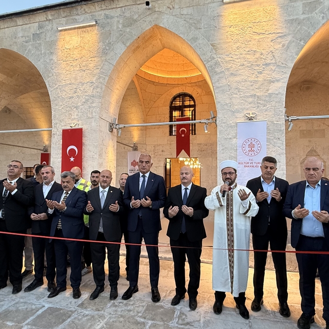 Adıyaman'da depremde hasar gören camiler ve türbe ibadete açıldı