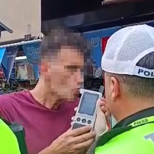 İş yerinin tabela ve tentesine çarptı, alkolmetreyi üflemek yerine içine çe...