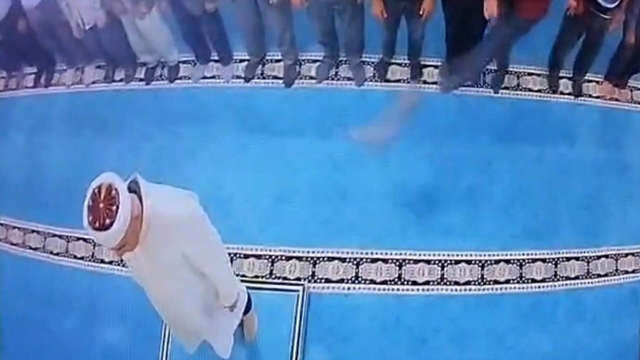 Camide kediyi tekmeleyen şahıs serbest bırakıldı