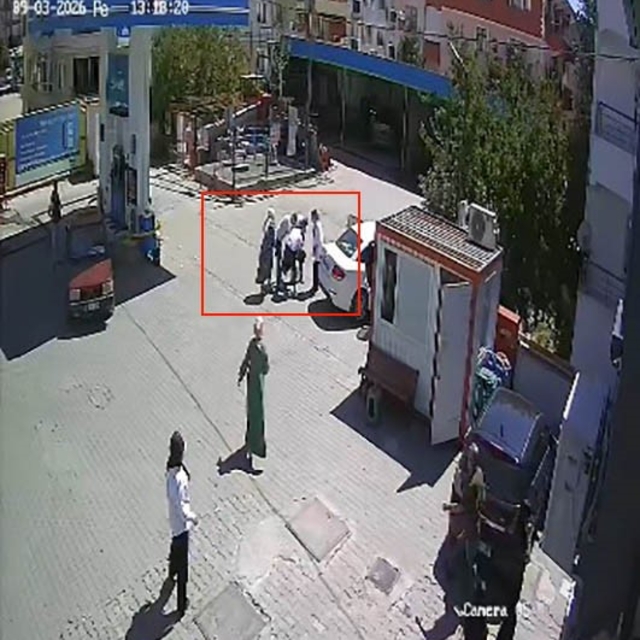 Nefes borusuna şeker kaçan çocuk, polisin Heimlich manevrasıyla kurtuldu