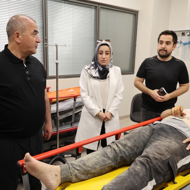 Vali Hatipoğlu hastanedeki yaralıları ziyaret etti