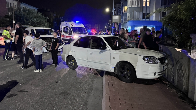 Ticari araçla çarpışan otomobil bina duvarına çarptı